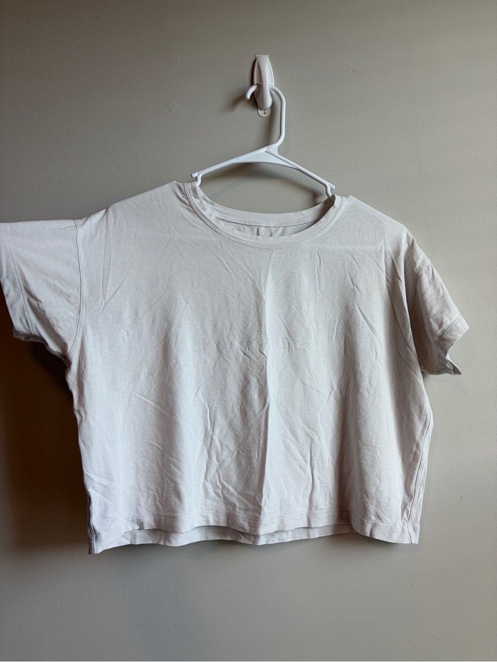 Women’s Lululemon cropped white t